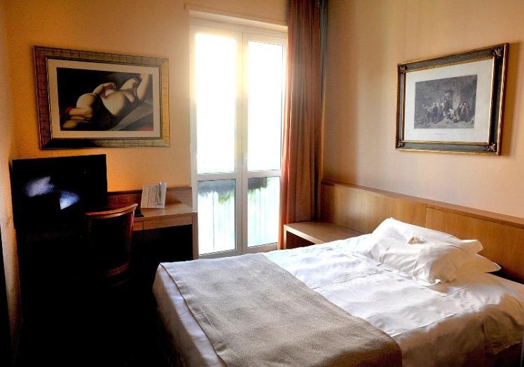 TRIPLE STANDARD Room