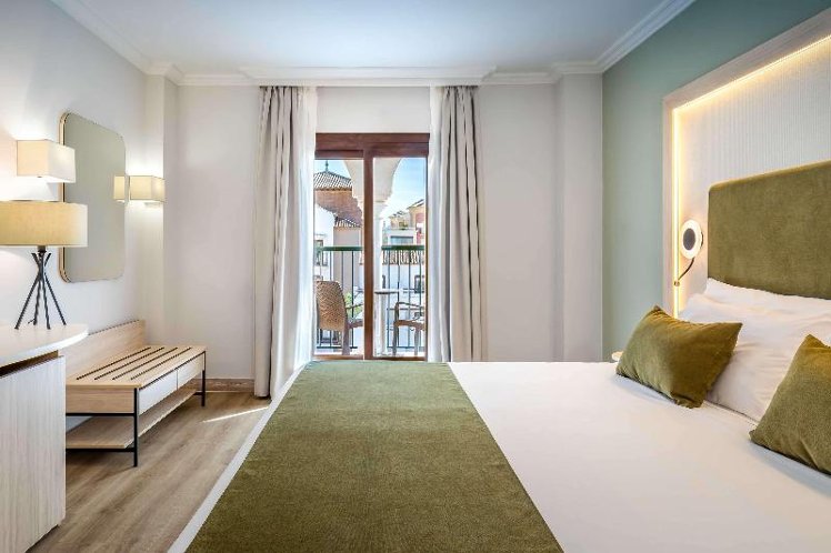 Double or Twin DELUXE POOL VIEW Room