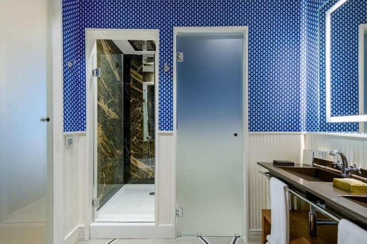 DOUBLE PREMIUM KING BED Room