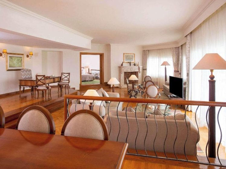 FAMILY ROOM SEA VIEW KING BED Room