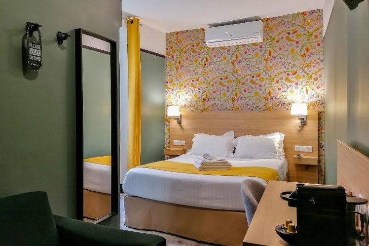 DOUBLE SUPERIOR QUEEN BED Room