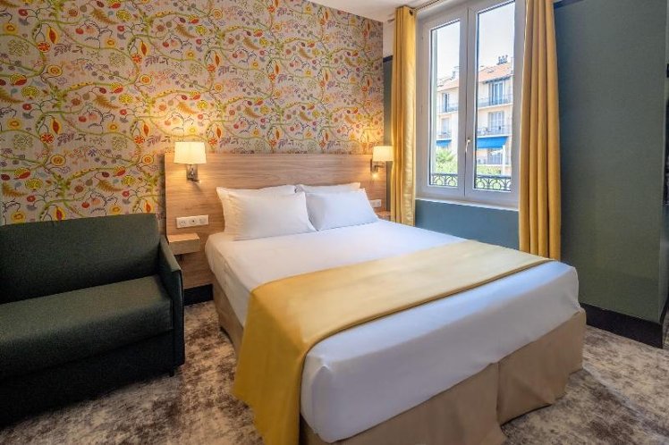 DOUBLE SUPERIOR QUEEN BED Room