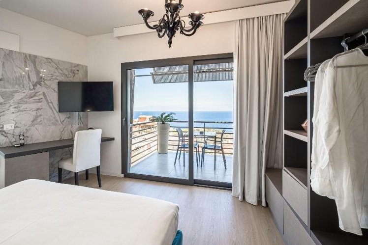 DOUBLE DELUXE QUEEN BED Room