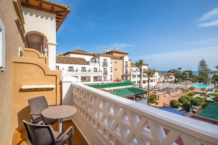 Double or Twin DELUXE POOL VIEW Room