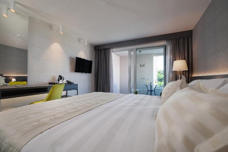 DOUBLE DELUXE PARTIAL OCEAN VIEW Room