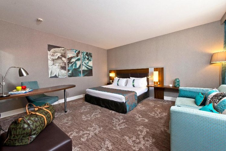 DOUBLE KING SIZE BED Room