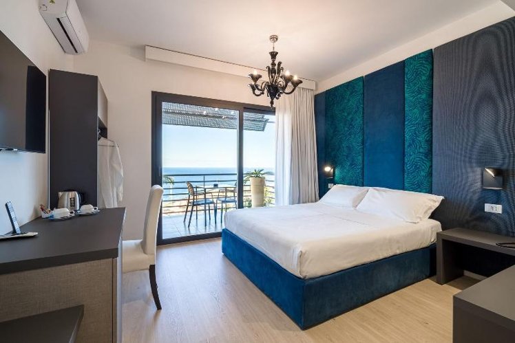 DOUBLE DELUXE QUEEN BED Room