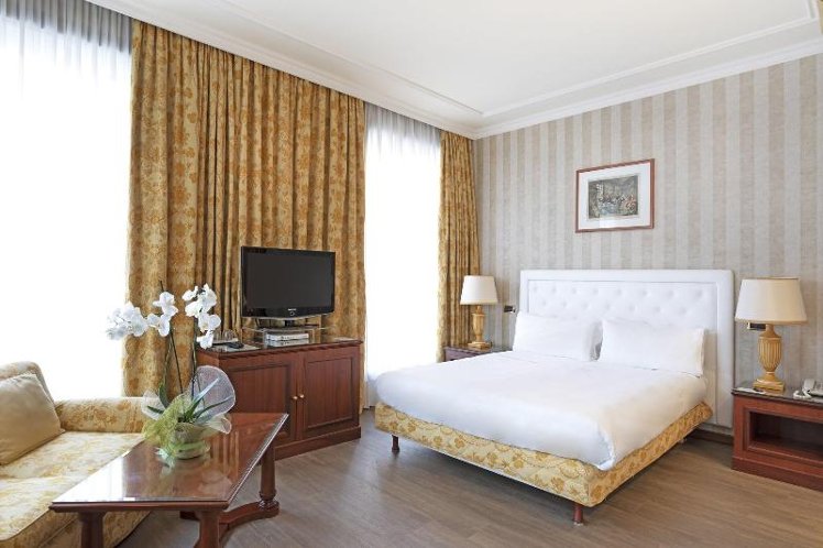 DOUBLE SUPERIOR KING BED Room