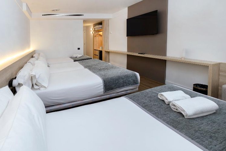 QUADRUPLE STANDARD Room