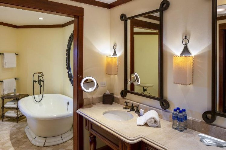 SUITE OCEAN FRONT KING BED Room