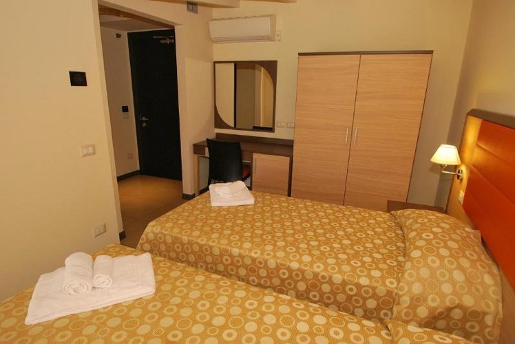 TRIPLE STANDARD Room