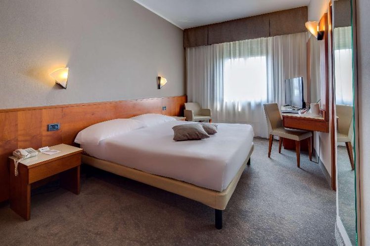 DOUBLE QUEEN SIZE BED Room
