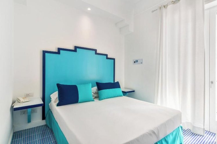 DOUBLE QUEEN SIZE BED Room