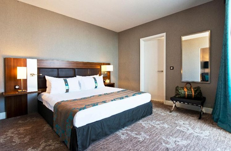 DOUBLE KING SIZE BED Room