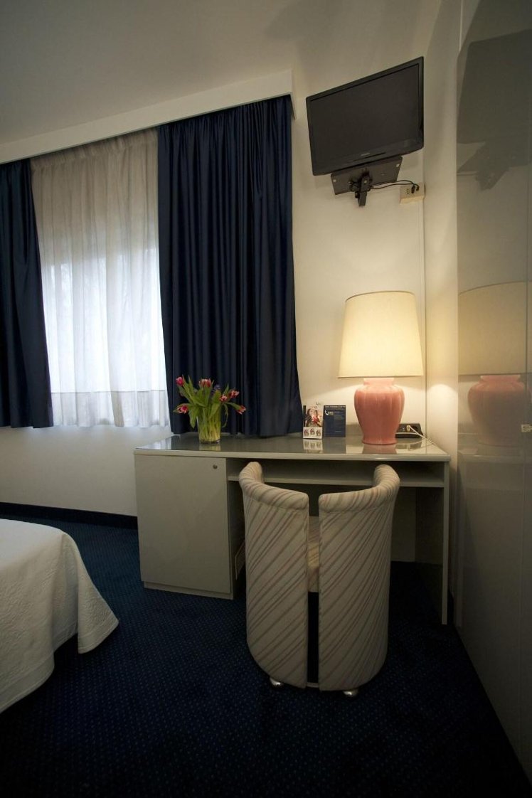DOUBLE SINGLE USE BASIC Room
