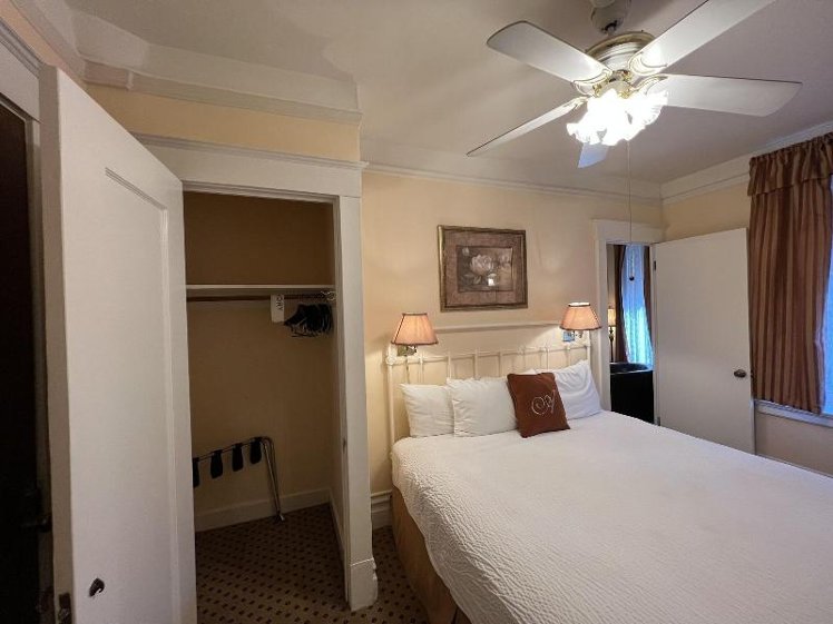 SUITE KING SIZE BED Room