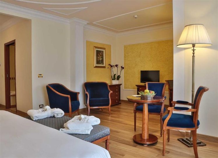 JUNIOR SUITE STANDARD Room