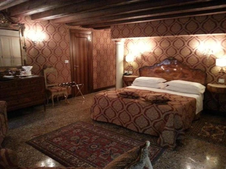 DOUBLE SUPERIOR QUEEN BED Room