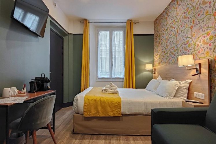 DOUBLE SUPERIOR QUEEN BED Room