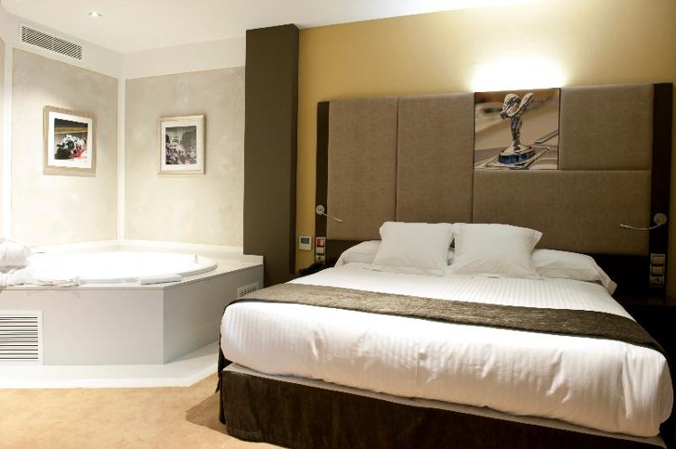 JUNIOR SUITE WITH JACUZZI Room