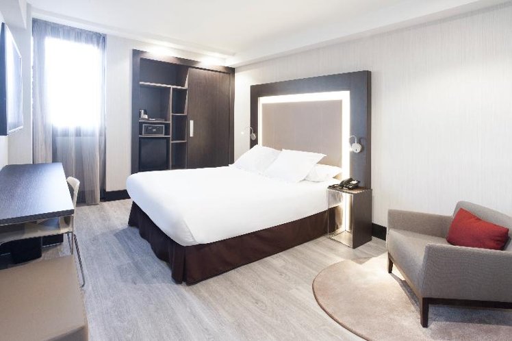 DOUBLE QUEEN SIZE BED Room