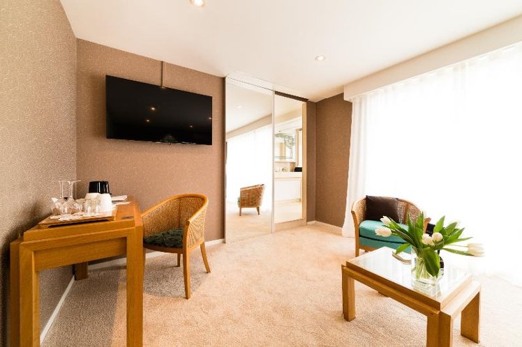 JUNIOR SUITE CITY VIEW Room