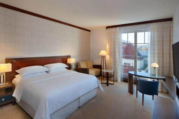 FAMILY ROOM KING BED NON SMOKING Room