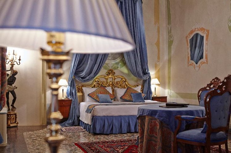 JUNIOR SUITE DELUXE Room
