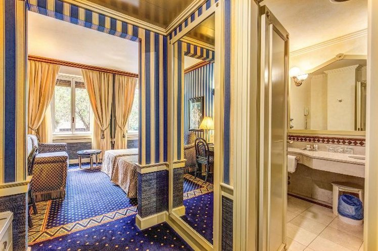 TRIPLE TWO BEDS Room