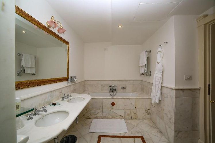 SUITE QUEEN SIZE BED Room