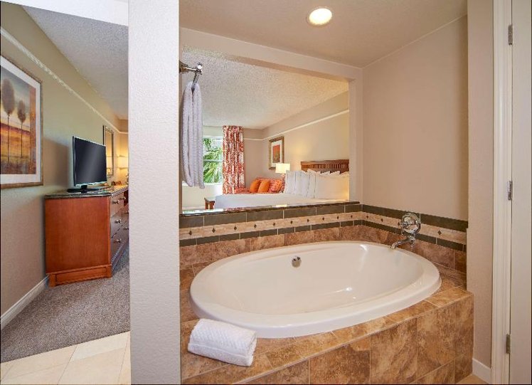 STUDIO KING SIZE BED Room