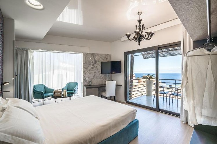 DOUBLE DELUXE QUEEN BED Room