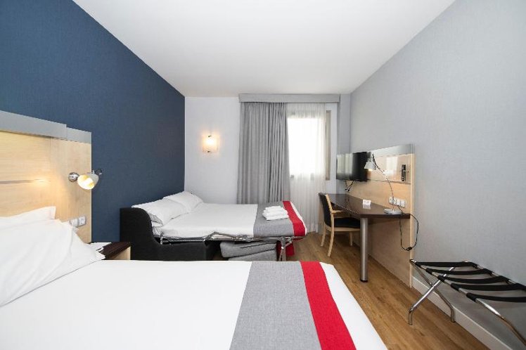 DOUBLE QUEEN SIZE BED Room