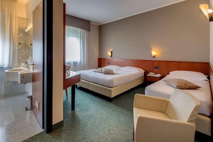 DOUBLE TWO BEDS Room
