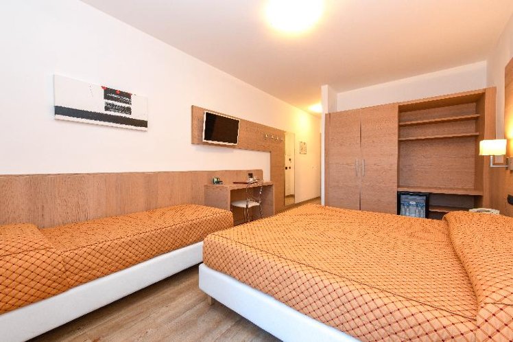 TRIPLE LAKE VIEW Room