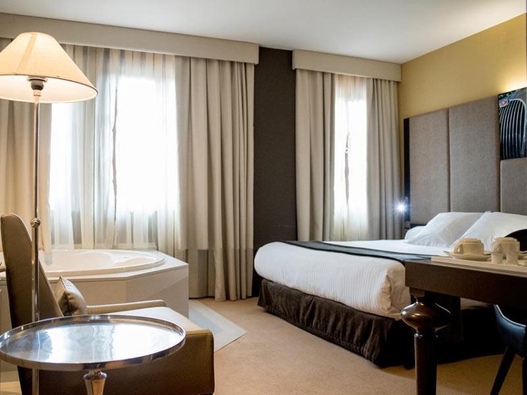 DOUBLE WITH JACUZZI Room