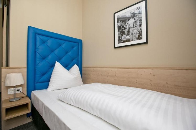 SINGLE STANDARD Room