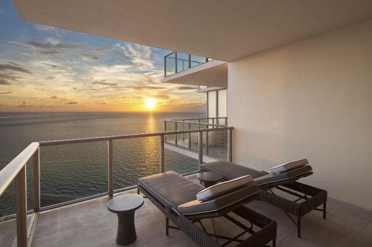SUITE OCEAN FRONT KING BED Room