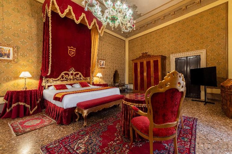 JUNIOR SUITE CANAL VIEW Room