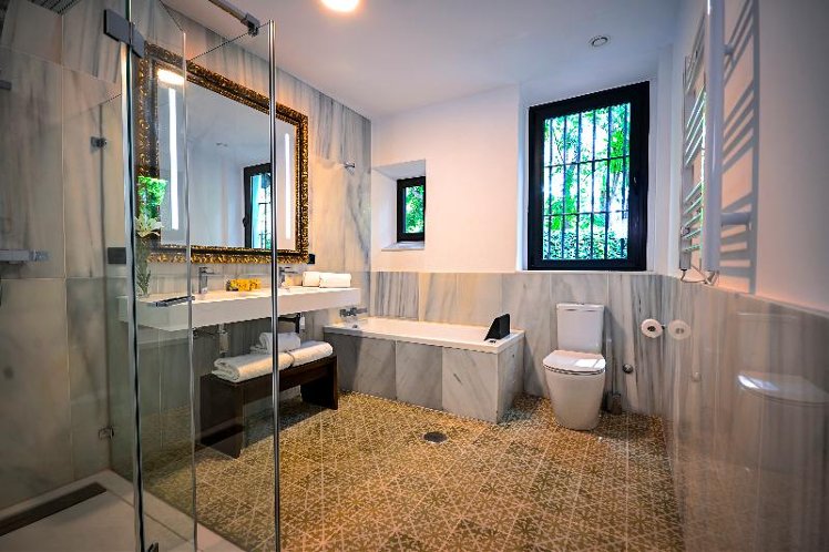 DOUBLE DELUXE ONE BED Room