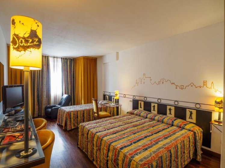 TRIPLE STANDARD Room