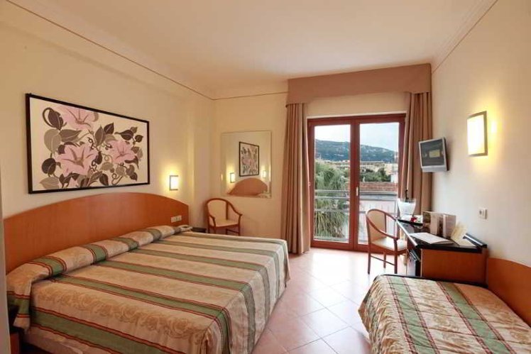 TRIPLE STANDARD Room