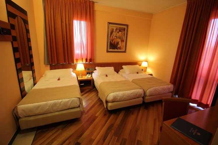 TRIPLE STANDARD Room