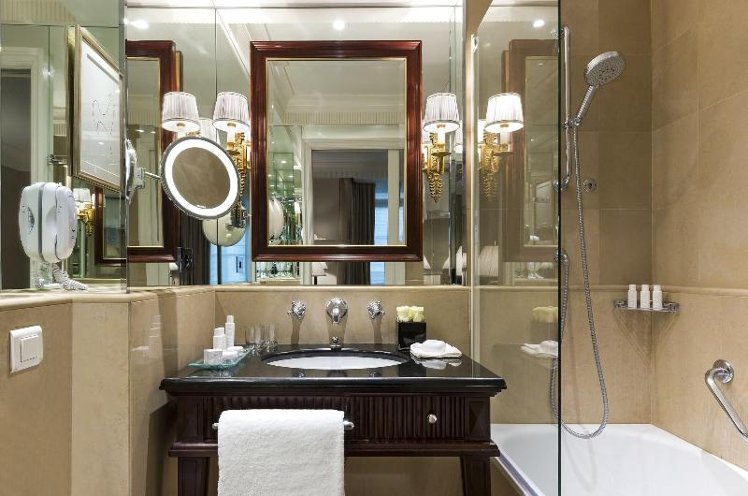 DOUBLE EXECUTIVE KING BED Room