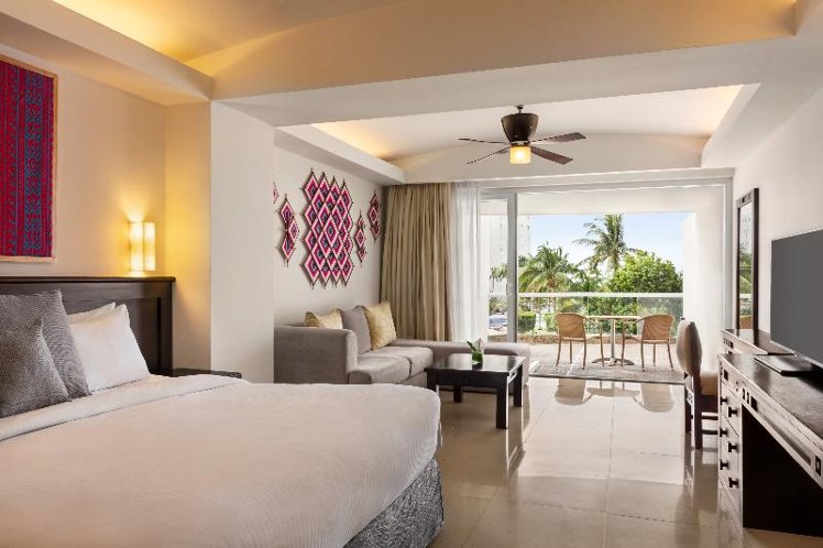 JUNIOR SUITE PARTIAL OCEAN VIEW KING BED Room