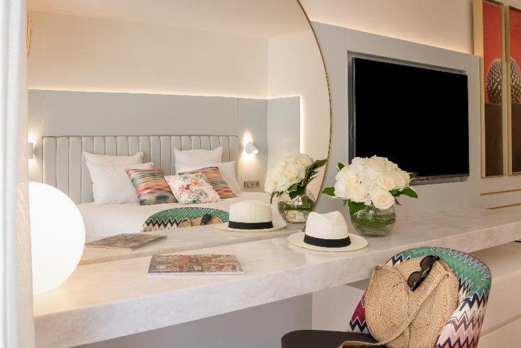JUNIOR SUITE STANDARD Room