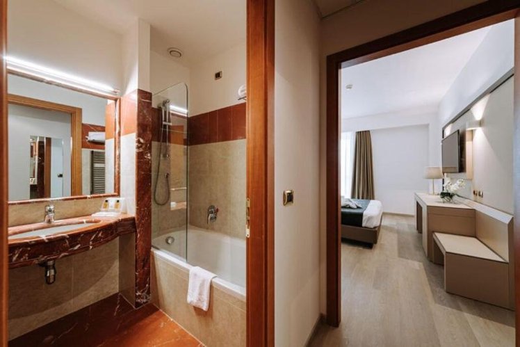 DOUBLE SINGLE USE WITH DOUBLE BED Room