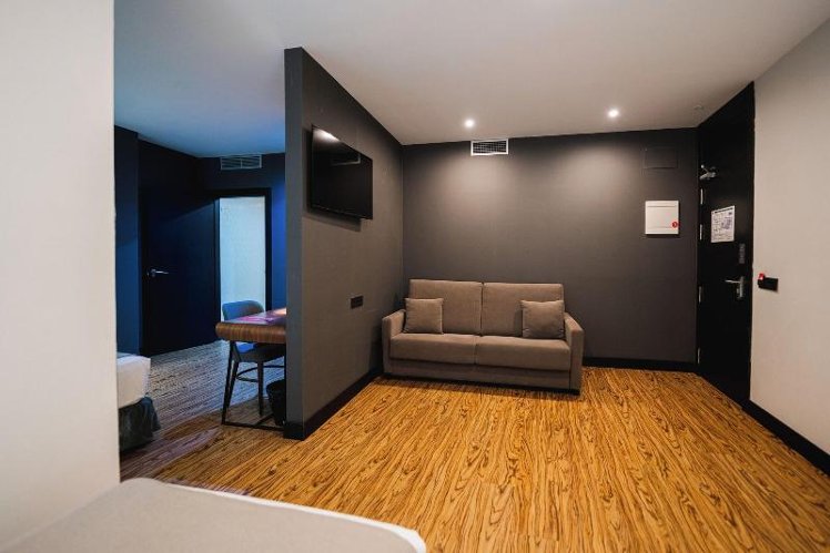 FAMILY ROOM QUEEN SIZE BED Room