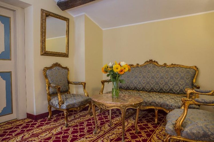 JUNIOR SUITE STANDARD Room