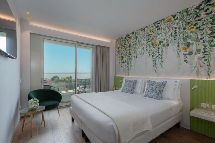 DOUBLE SUPERIOR LAKE VIEW Room